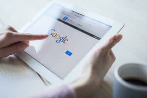 une tablette avec la page de google sur lecran