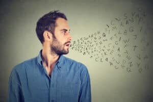 homme avec des lettres sortant de sa bouche