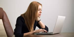 femme travaillant sur son ordinateur