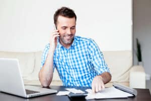 homme parlant au telephone d un devis