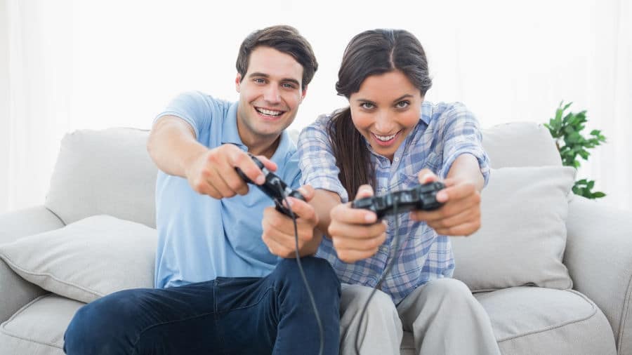 femme et homme jouant a des jeux video