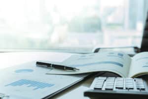 rapport annuel calculatrice et un stylo sur le bureau