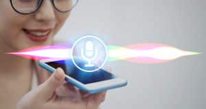 femme faisant parlant devant un smartphone pour une traduction audio automatique
