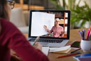 femme devant une Visio sur un ordinateur en train de Mettre en place facilement une solution e-learning
