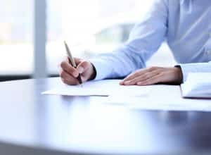 homme a un bureau en train de Traduire vos statuts en anglais