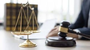 marteau et balance de la justice sur une table