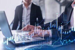 deux hommes d'affaires analysant les prévisions financières