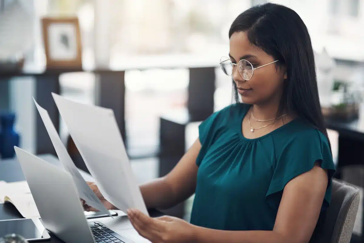 Traductrice comparant les deux versions d'un document